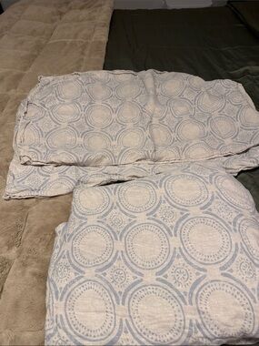 Beautiful Serena & Lily king sized 100% linen duvet cover and shams
